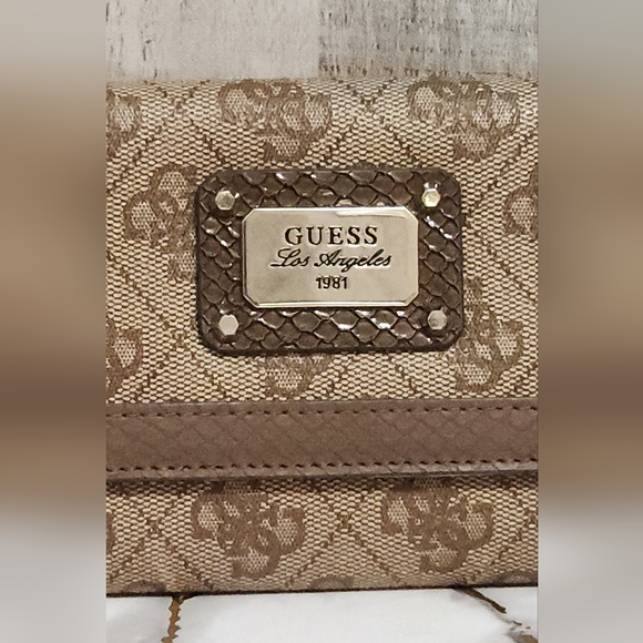 🌷NWOT Vintage GUESS Signature Brown and Tan Wallet🌷 - Picture 2 of 4